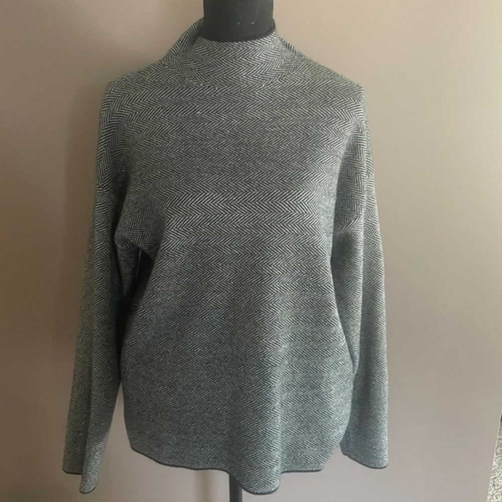 Tahari sweater herringbone pattern size medium EUC soft beautiful!  Classy M MED